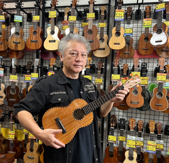 ウクレレ購入のアドバイスをする先生