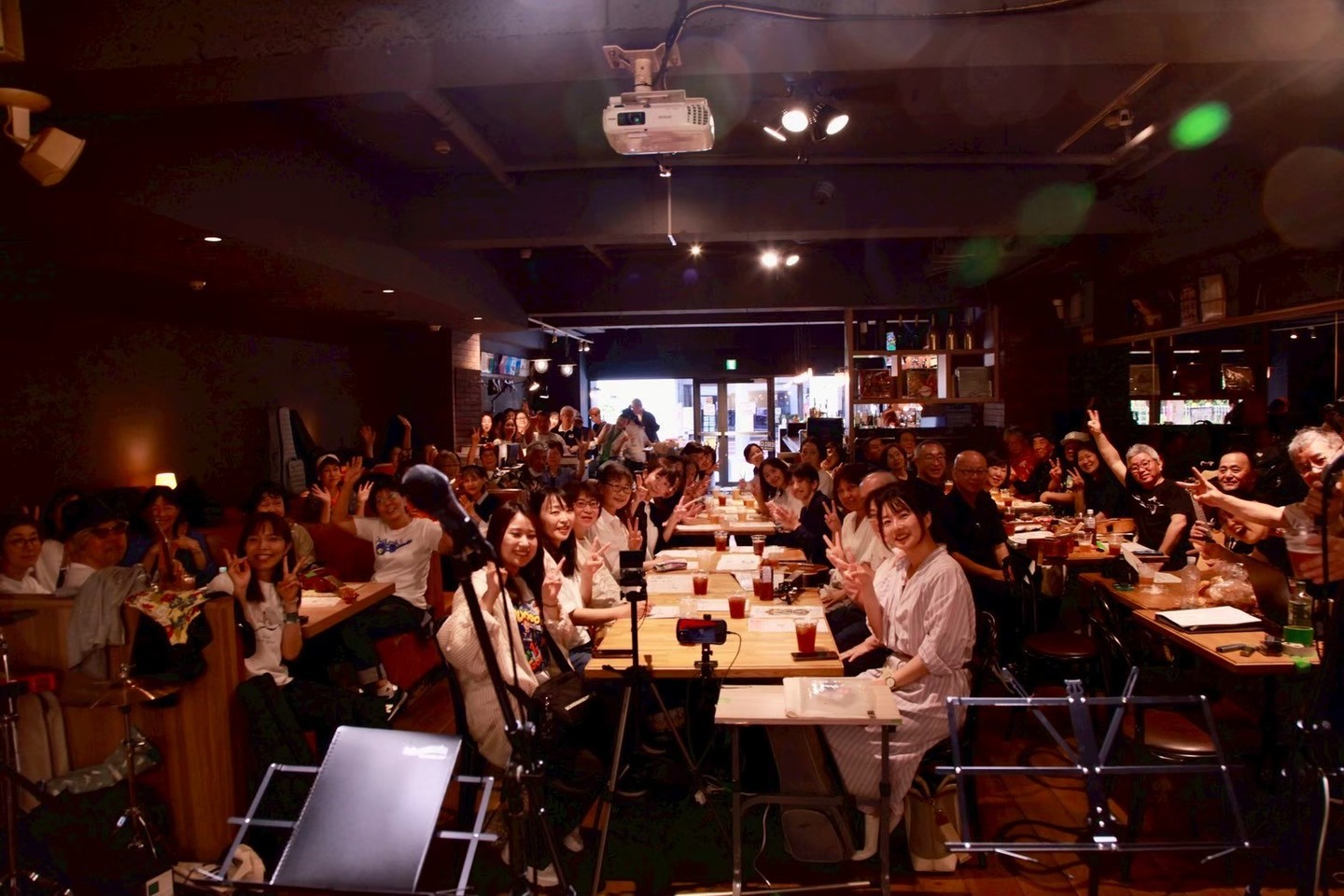 ウクレレパーティーの集合写真（夏のイベント）