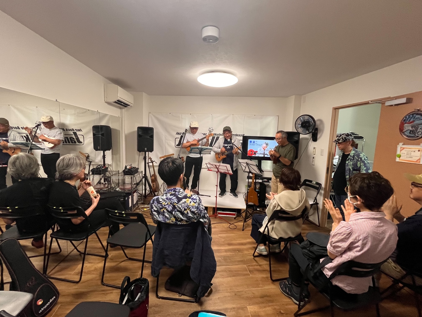 ジャムズ会員によるオープンマイクでの演奏